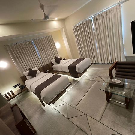 De Glance Hotel Surat Luaran gambar