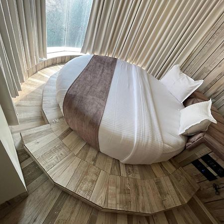 De Glance Hotel Surat Luaran gambar