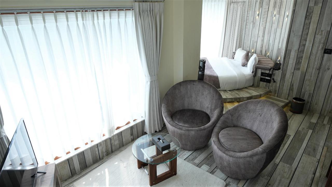 De Glance Hotel Surat Luaran gambar