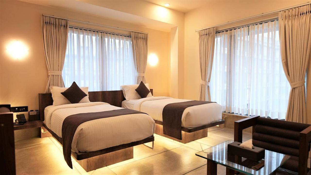 De Glance Hotel Surat Luaran gambar