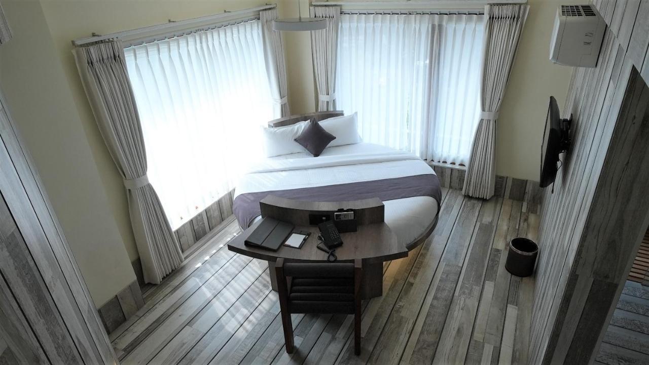 De Glance Hotel Surat Luaran gambar