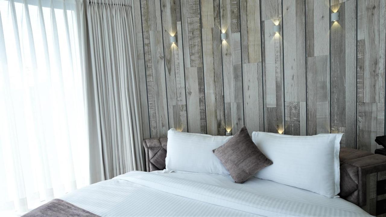 De Glance Hotel Surat Luaran gambar