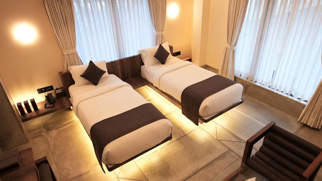 De Glance Hotel Surat Luaran gambar