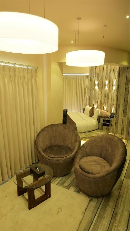 De Glance Hotel Surat Luaran gambar