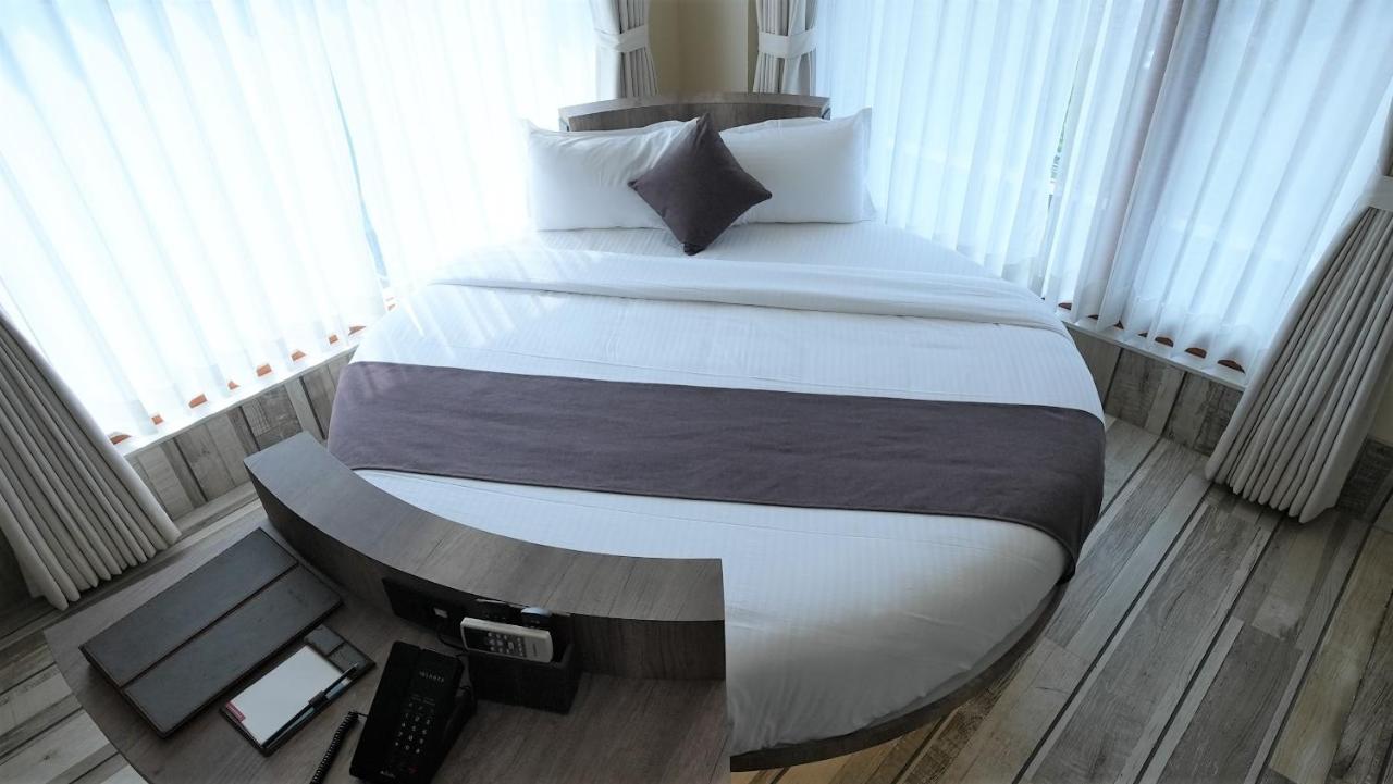 De Glance Hotel Surat Luaran gambar