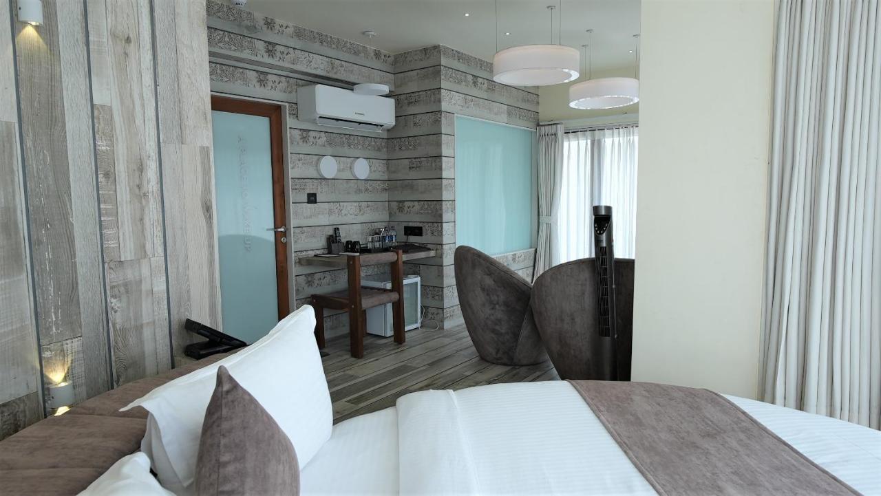 De Glance Hotel Surat Luaran gambar