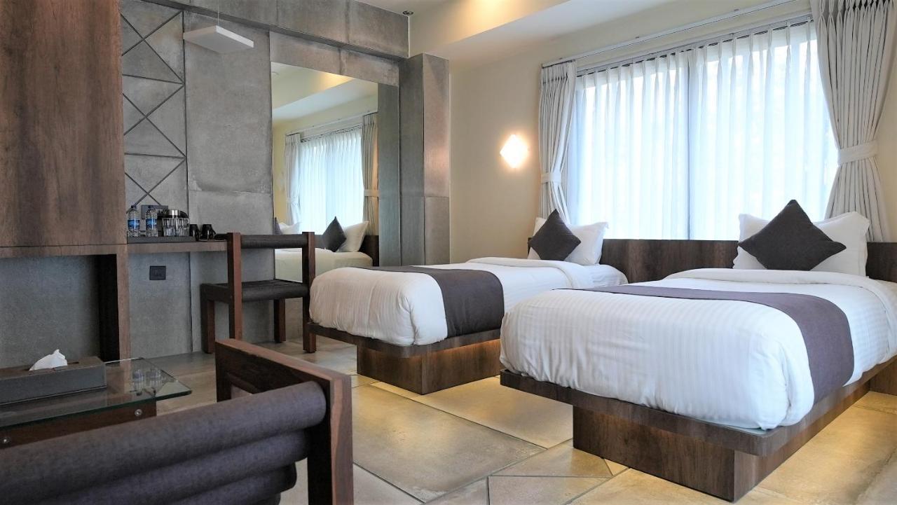 De Glance Hotel Surat Luaran gambar