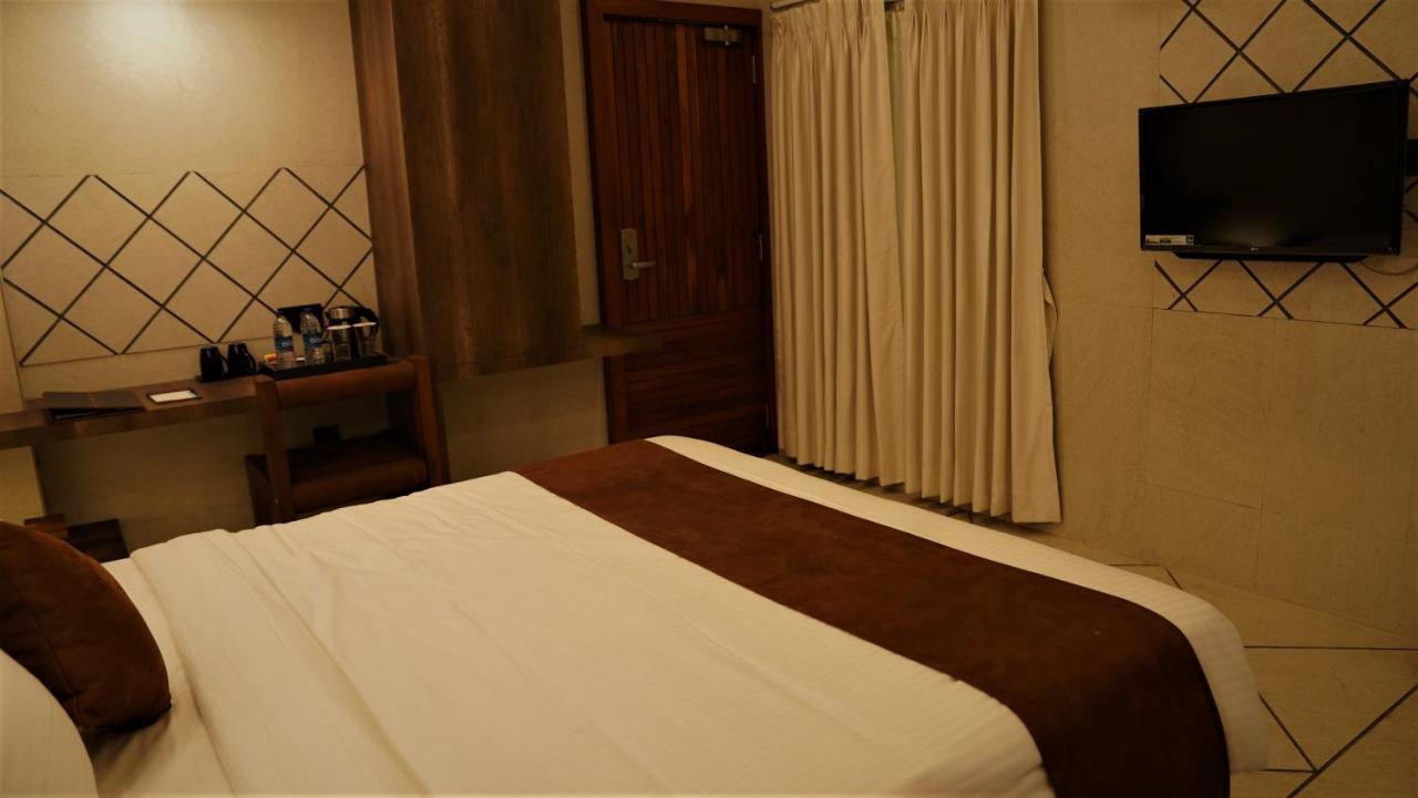 De Glance Hotel Surat Luaran gambar