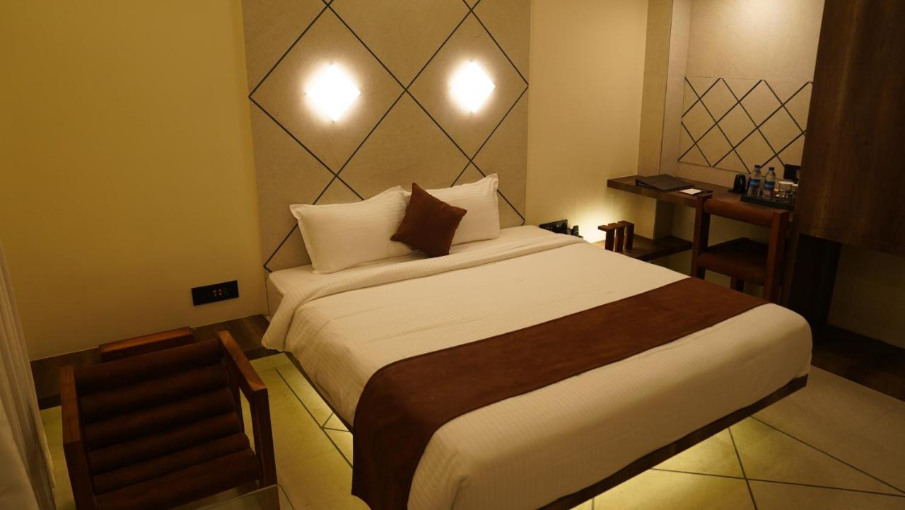 De Glance Hotel Surat Luaran gambar