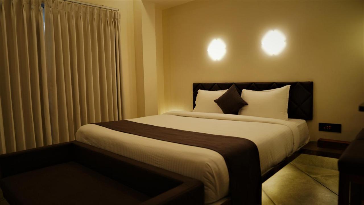 De Glance Hotel Surat Luaran gambar