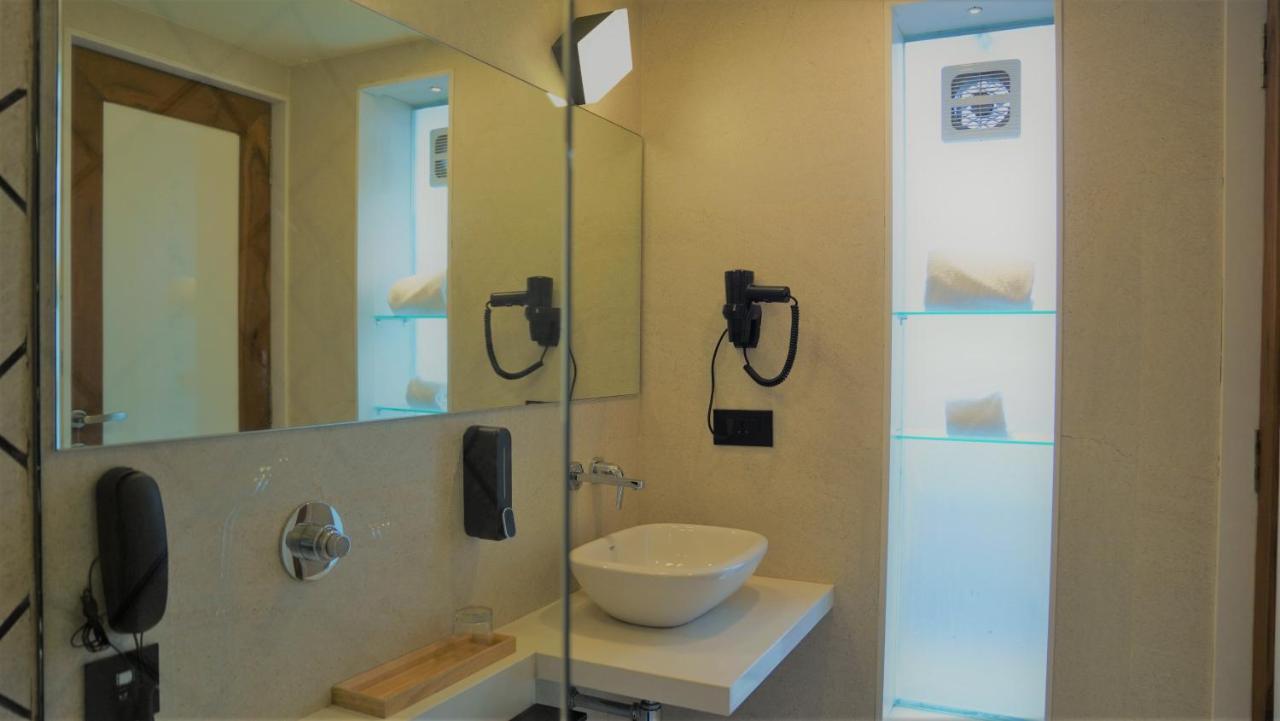 De Glance Hotel Surat Luaran gambar