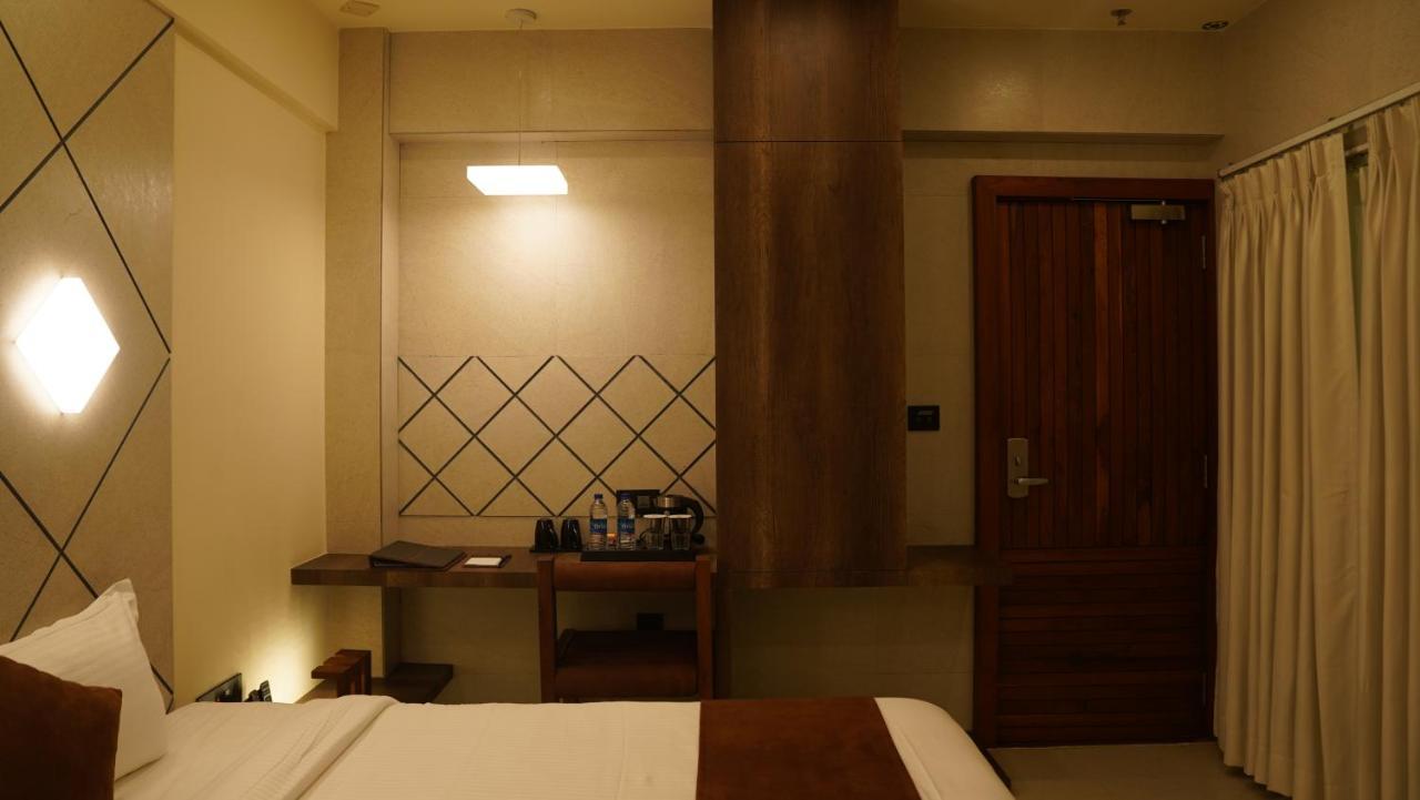 De Glance Hotel Surat Luaran gambar