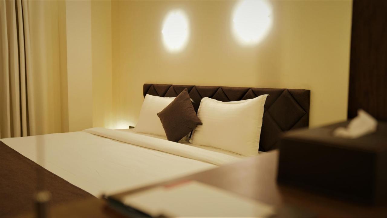 De Glance Hotel Surat Luaran gambar