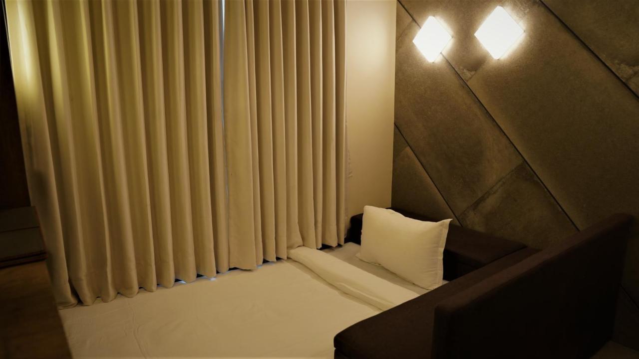 De Glance Hotel Surat Luaran gambar