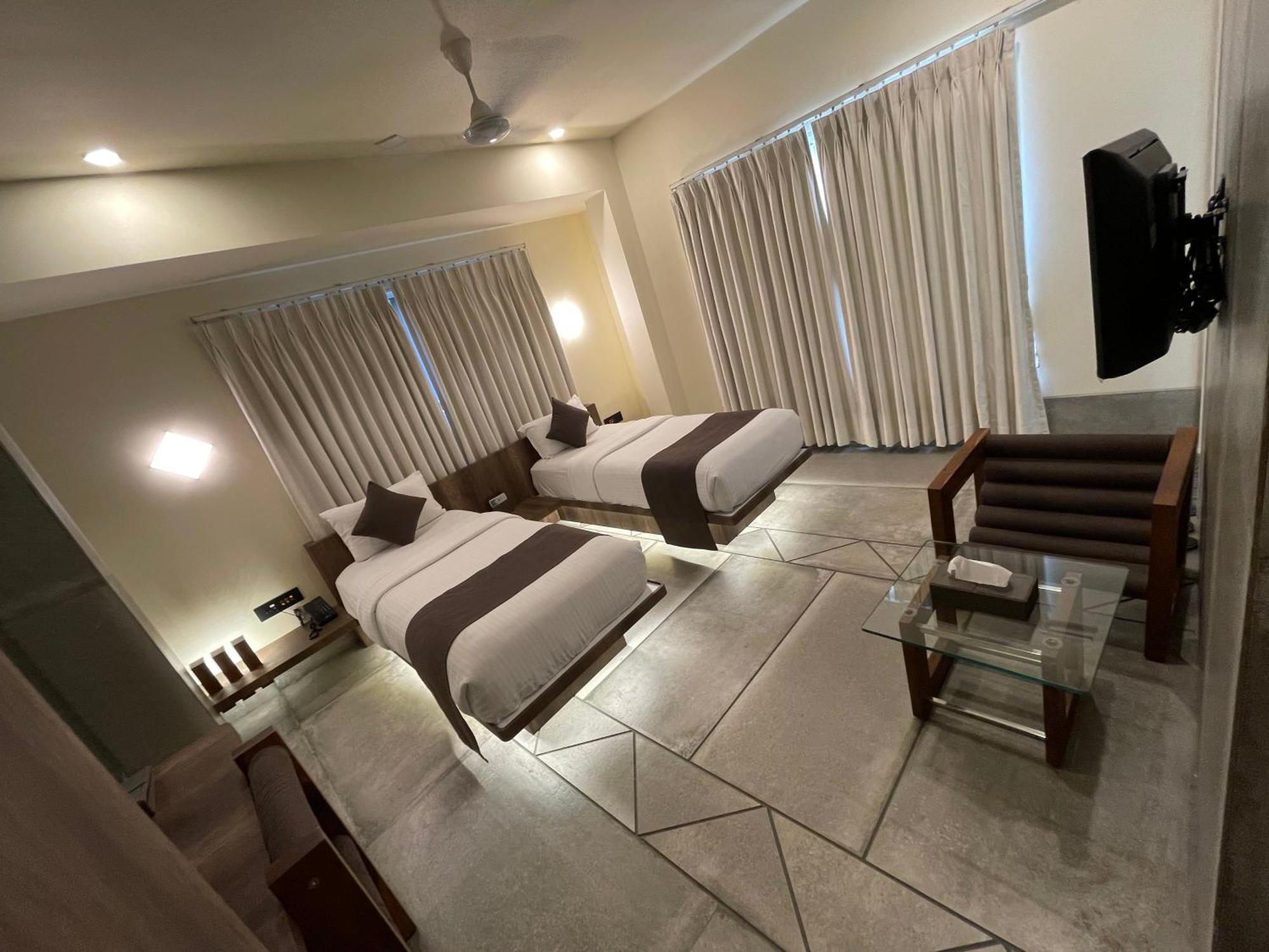 De Glance Hotel Surat Luaran gambar