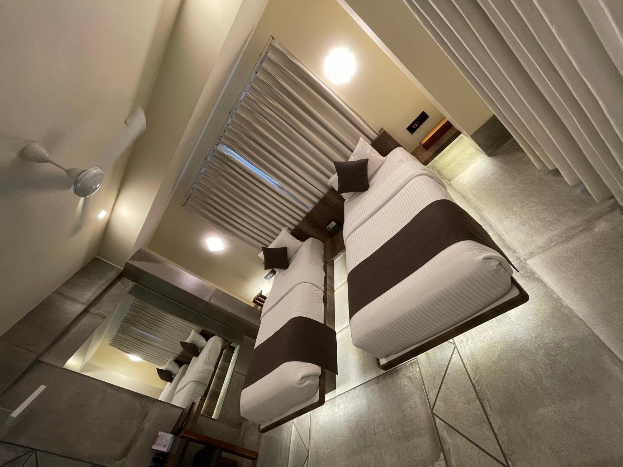 De Glance Hotel Surat Luaran gambar