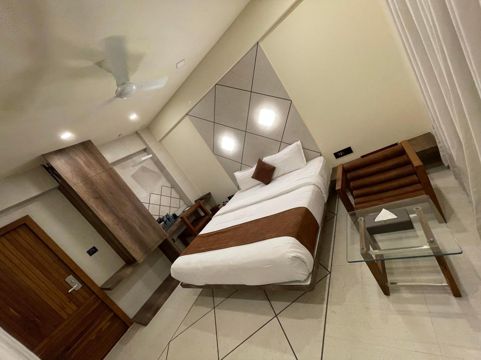 De Glance Hotel Surat Luaran gambar