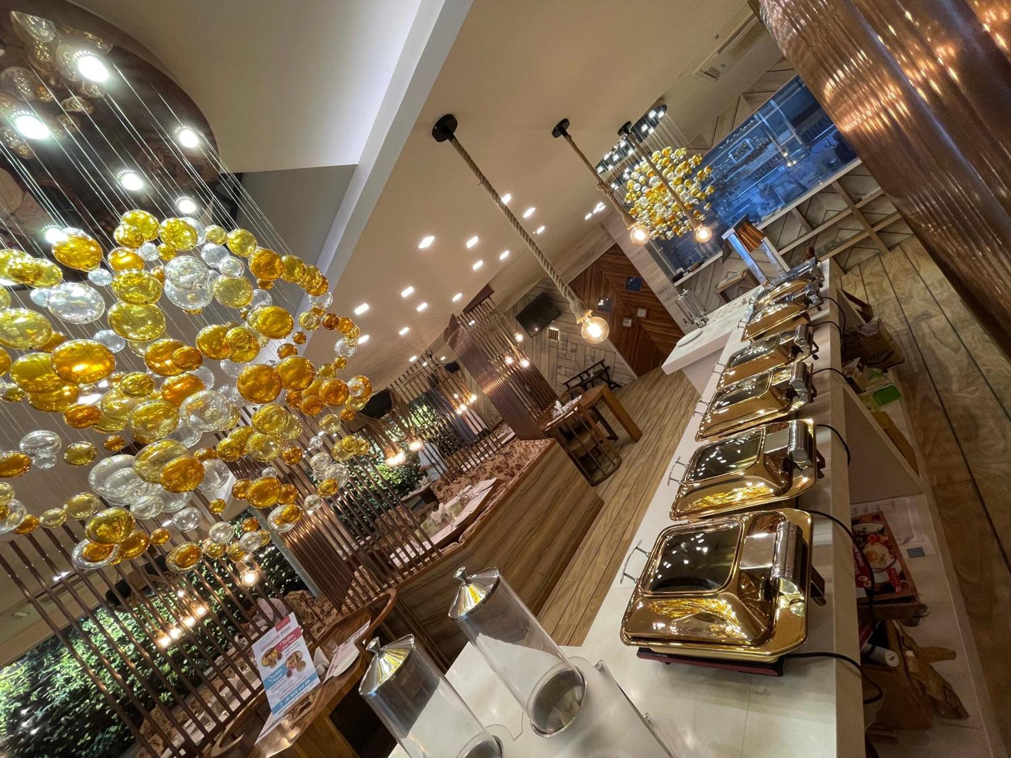 De Glance Hotel Surat Luaran gambar