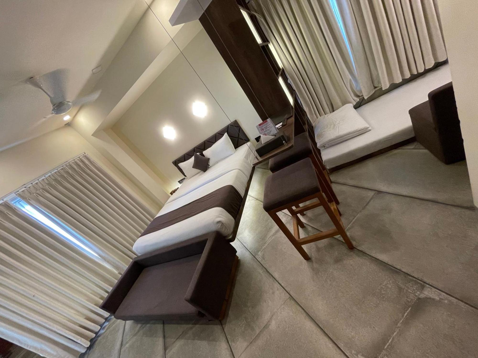 De Glance Hotel Surat Luaran gambar