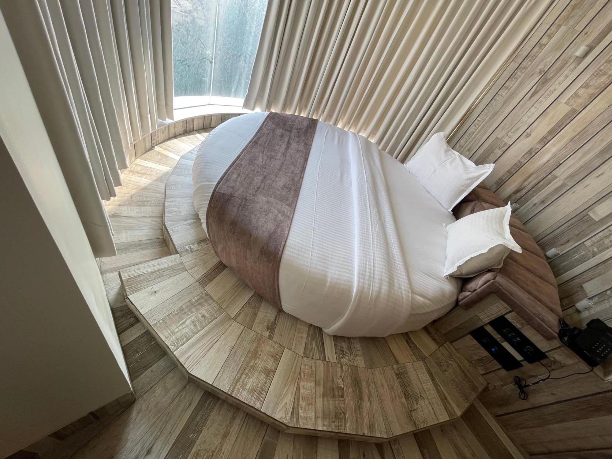 De Glance Hotel Surat Luaran gambar